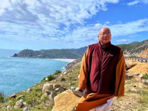 Thầy Sakya Minh-Quang dịch thơ Sám Hối Sáu Căn