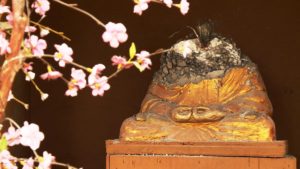 Một anh Mỹ mang Kinh Thánh, cầm búa đến đập bể tượng Phật ở chùa Lào