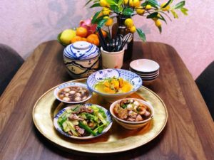 Ngồi tu với mâm cơm