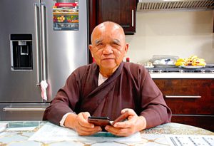 Ngôi chùa của đêm giao thừa trên đất khách: Một giờ với Sư Ông chùa Huệ Quang/ Hoàng Mai Đạt