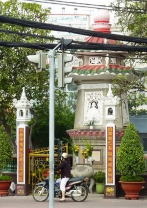 Quét rác Bảo Tháp Bồ Tát Quảng Đức/ Nguyên Nguyện