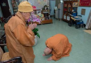 Khi Nào Nên Lạy Chư Tăng?/ Thanh Thắng