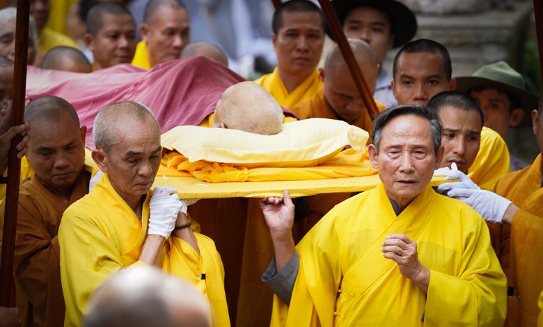 Hiu hắt bụi đường đôi chân không mỏi