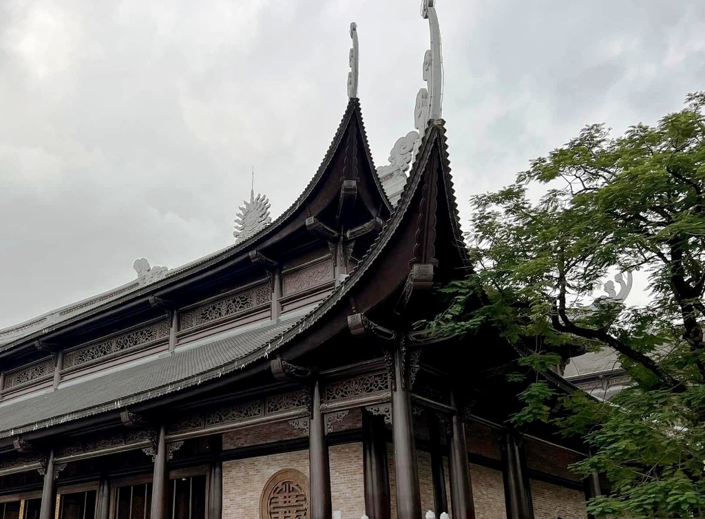 Tiếng chim bên hiên chùa