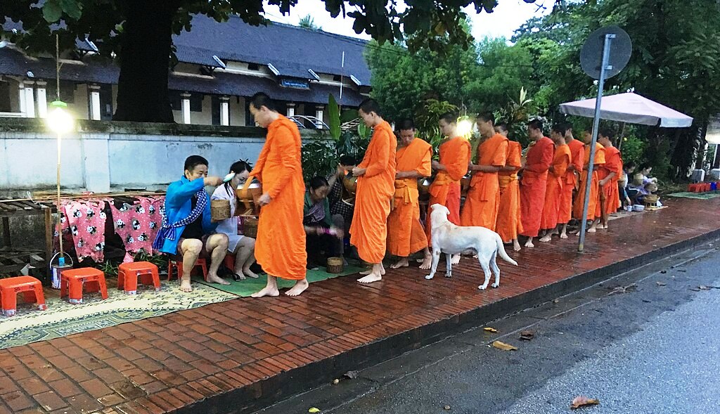 Tu giải thoát: Bố thí, cúng dường…